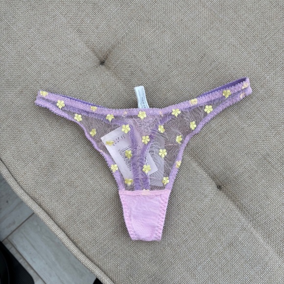 NWT Dora Larsen Lilac w/ Yellow Daisies Sia Embroidered Thong - Picture 1 of 4